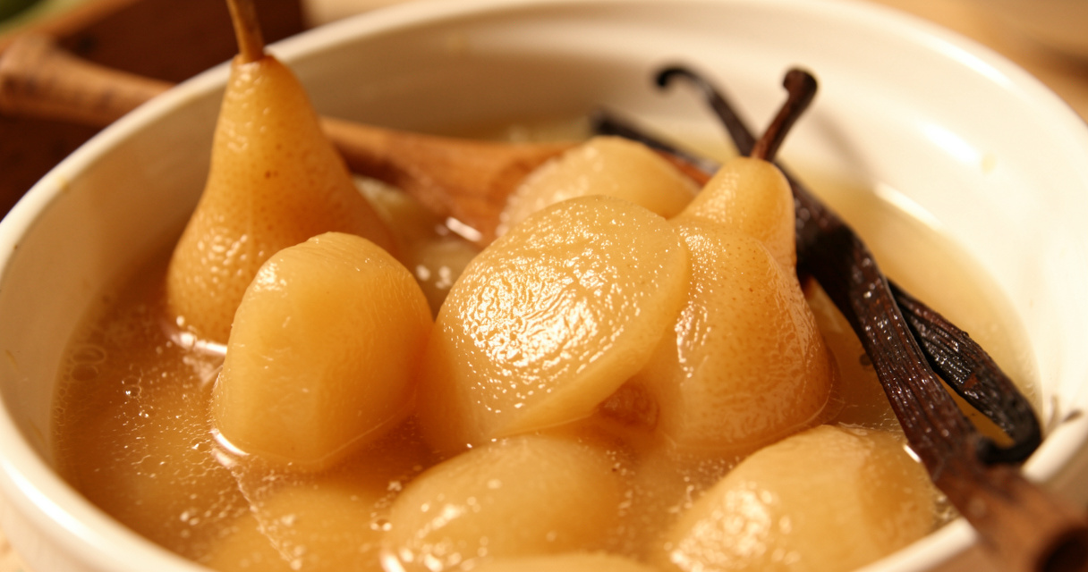 Poires pochées dans un sirop vanillé pour la tarte poire chocolat amande