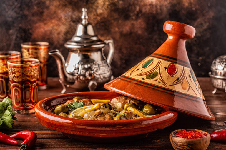 Un tajine marocain avec comme boisson le thé marocain.