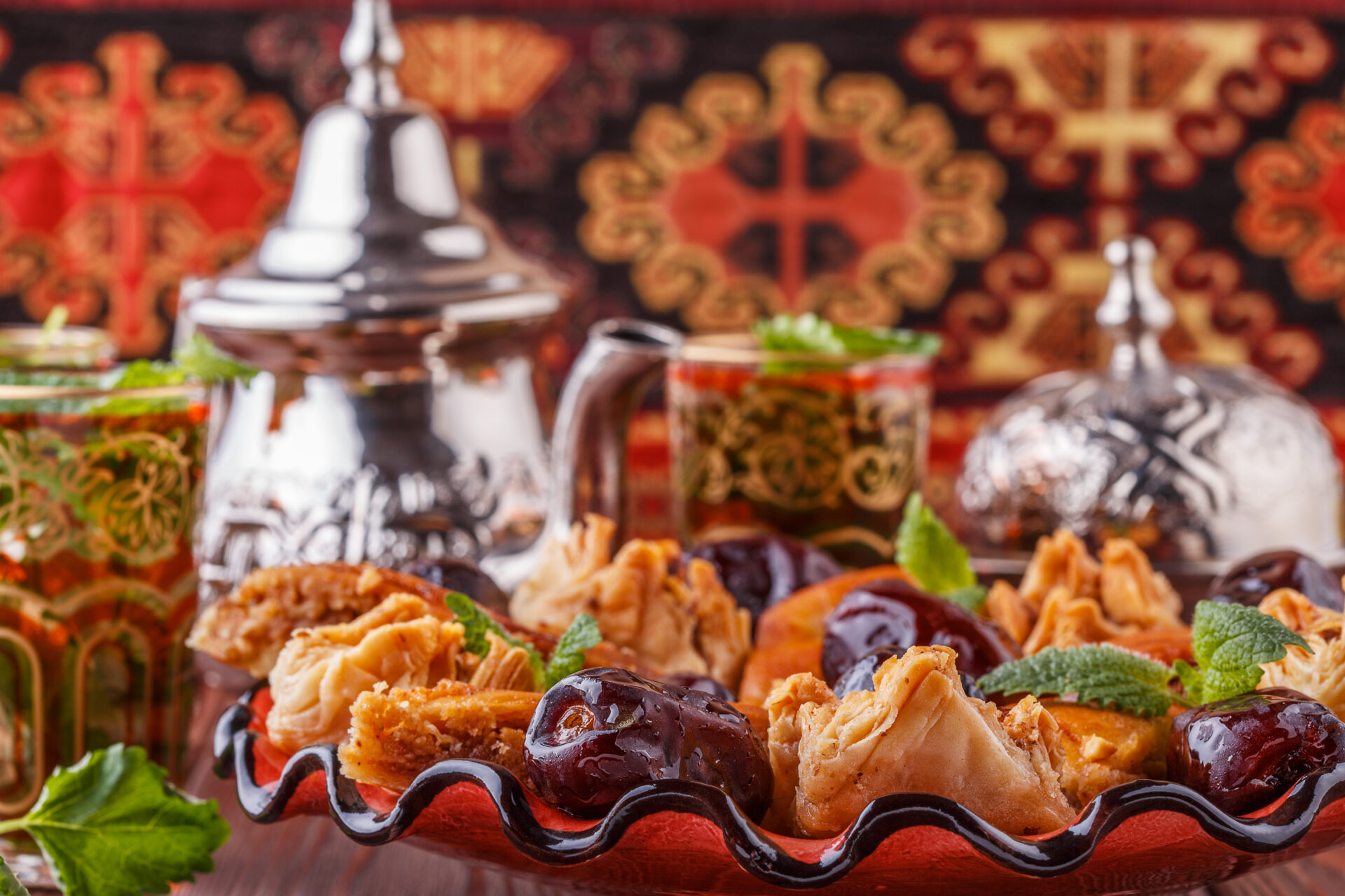 Un bon thé marocain avec des gâteaux marocains.